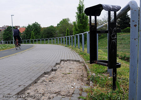 Vandalizmus a Perint mellett
