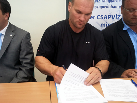 Pars és Fazekas aláírt - A Vasivíz Zrt. segíti a két sportoló olimpiai felkészülését
