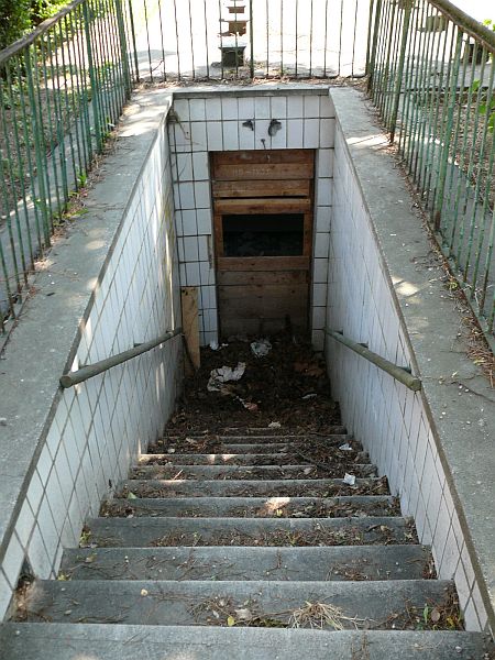 Nyilv&aacute;nos v&eacute;c&eacute; a m&uacute;zeum előtt