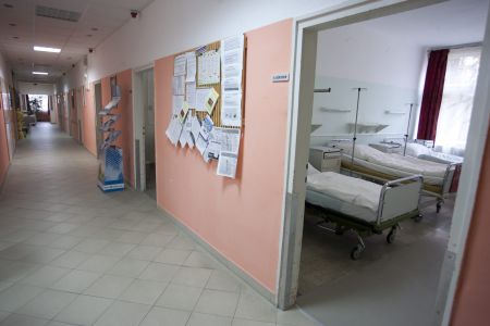 A Zala Megyei K&oacute;rh&aacute;z onkol&oacute;giai oszt&aacute;ly&aacute;nak &uuml;res folyos&oacute;ja &eacute;s k&oacute;rterme. Az oszt&aacute;lyon gy&oacute;gyszerhi&aacute;ny miatt eg&eacute;sz h&eacute;tre fel kellett f&uuml;ggeszteni a kemoter&aacute;pi&aacute;s kezel&eacute;seket.