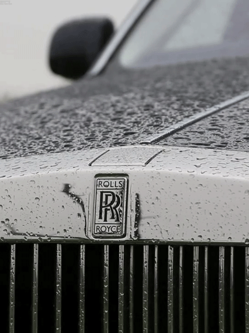 A Rolls-Royce behúzható emblémája