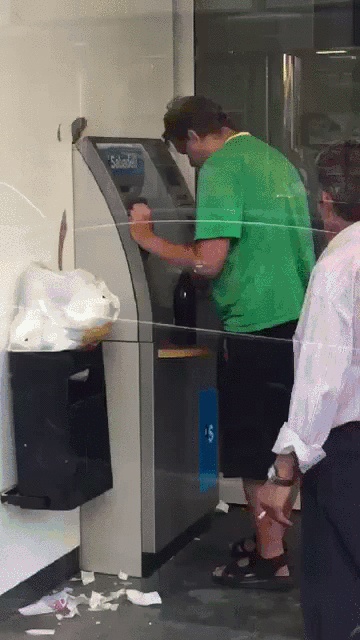 Részegen a bankautomatánál Részegen a bankautomatánál