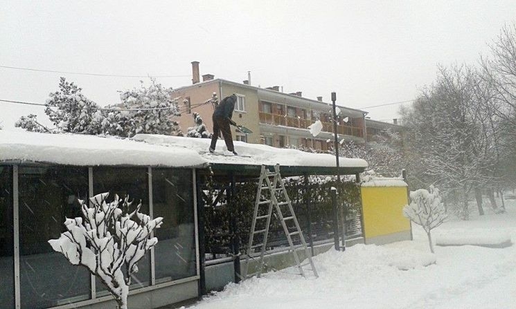 Pápán már a tetőről is havat lapátolnak