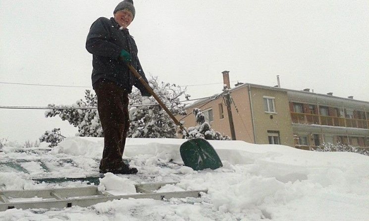 Pápán már a tetőről is havat lapátolnak