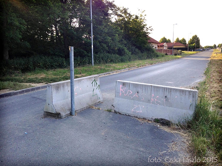 Betontömbök egy szombathelyi kereszteződésben Betontömbök egy szombathelyi kereszteződésben
