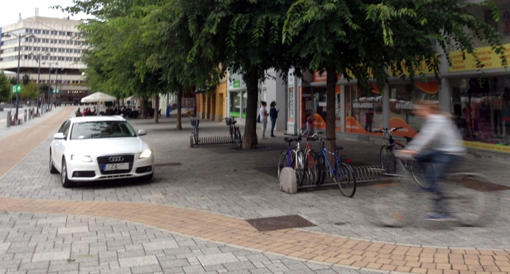 Iza a szombathelyi Fő téren is közlekedik Iza a szombathelyi Fő téren is közlekedik