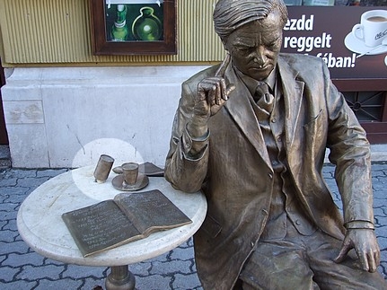Husánggal rongálták meg a pécsi alkotást. Husánggal rongálták meg a pécsi alkotást.
