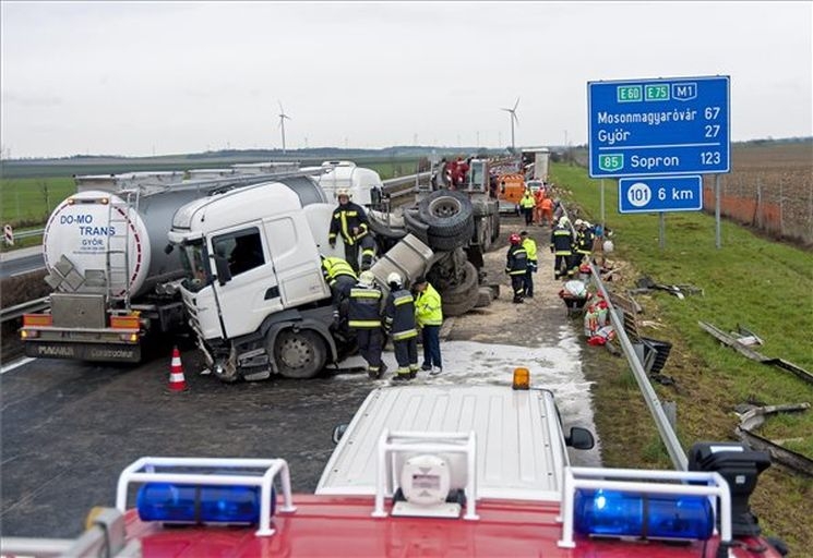 Kamionok karamboloztak az M1-es autópályán Bábolnánál