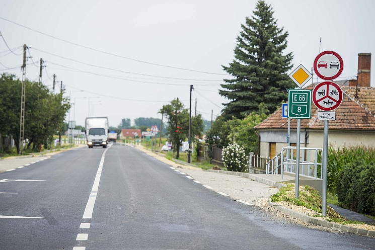 Megújult a 8-as főút Vasvár és Körmend közötti szakasza Megújult a 8-as főút Vasvár és Körmend közötti szakasza