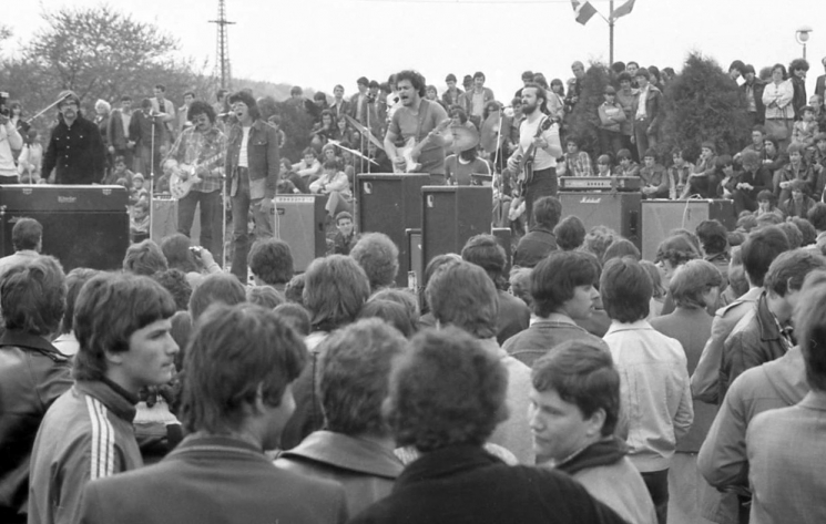 Május 1-i koncert Szombathelyen a Tóvendéglő előtt Május 1-i koncert Szombathelyen a Tóvendéglő előtt