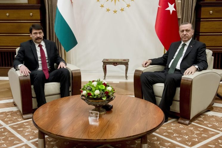 Szijjártó sokkal jobban érezte magát a Magas Tártában, mint Áder Törökországban Szijjártó sokkal jobban érezte magát a Magas Tártában, mint Áder Törökországban