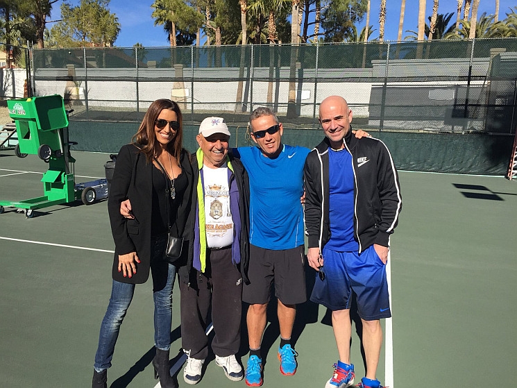 Andre Agassi Norbival és Rubint Rékával pózol a Facebookon