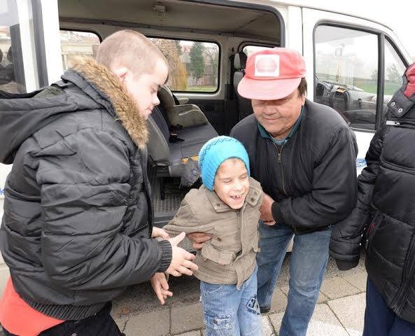 Jótékonykodás az Aranyhídért Jótékonykodás az Aranyhídért