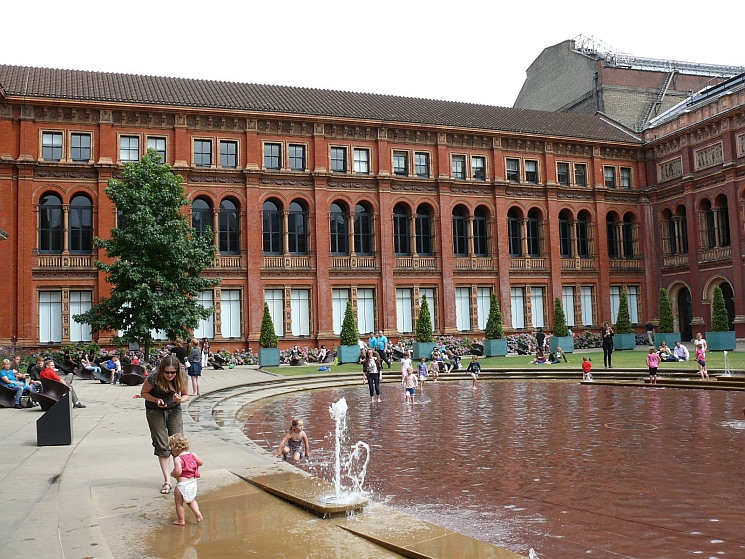 A Viktória és Albert Múzeum udvara (Fotó: alon.hu) A Viktória és Albert Múzeum udvara (Fotó: alon.hu)