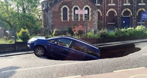 A nagy esőtől beszakadt az úttest London Greenwich kerületében. A nagy esőtől beszakadt az úttest London Greenwich kerületében.