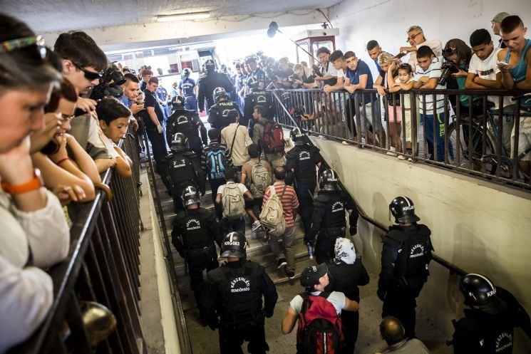 Pénteken sem hagyták el a migránsok a bicskei vasútállomáson veszteglő IC-t Pénteken sem hagyták el a migránsok a bicskei vasútállomáson veszteglő IC-t