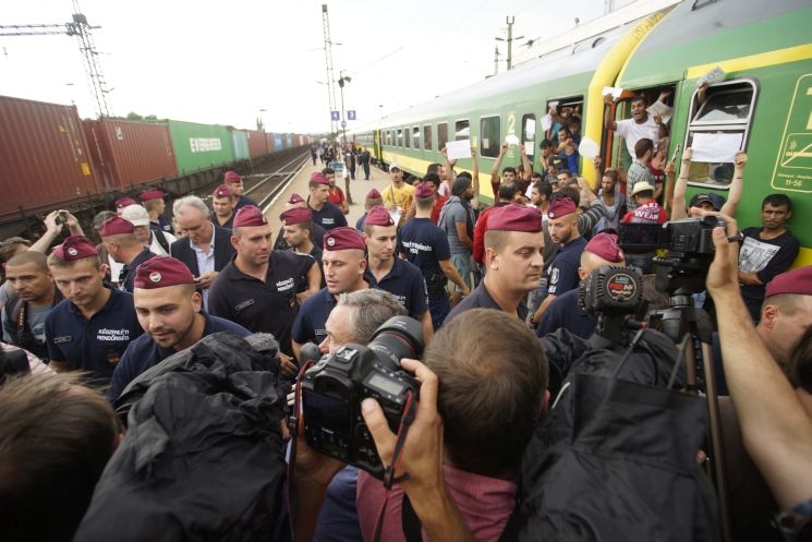 Migránsok szálltak fel a Budapestről Szzombathelyre induló intercityre Migránsok szálltak fel a Budapestről Szzombathelyre induló intercityre