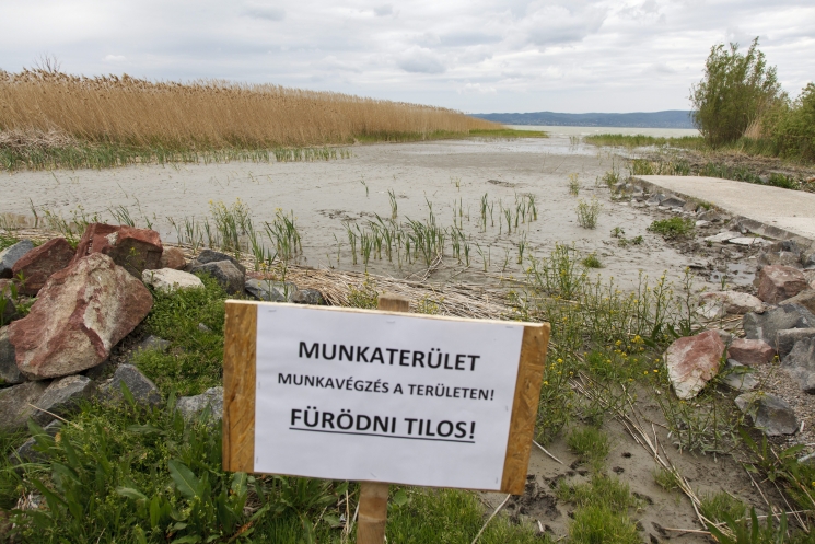 Balatonmáriafürdőt lassan ellepi az iszap