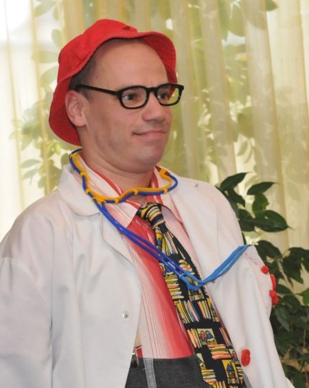 Mindenki kapott bohócorrot, de csak egyikük bohócdoktor