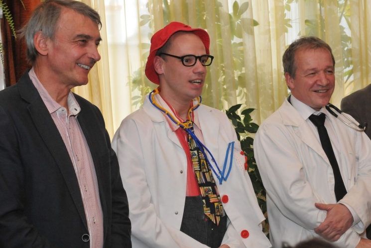 Mindenki kapott bohócorrot, de csak egyikük bohócdoktor