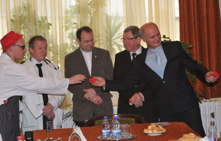Mindenki kapott bohócorrot, de csak egyikük bohócdoktor