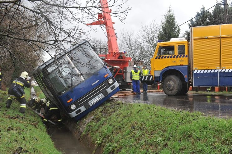 Buszt és sofőrjét mentették a tűzoltók