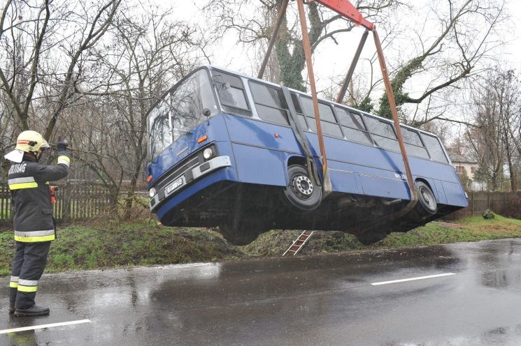 Buszt és sofőrjét mentették a tűzoltók