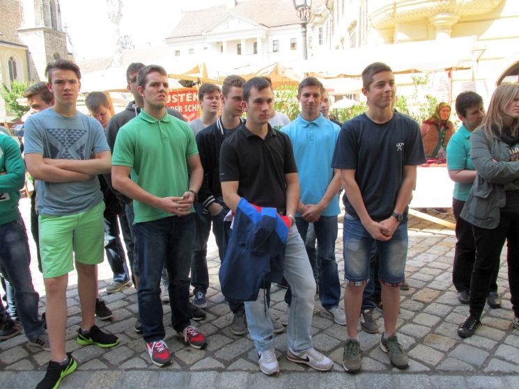 „A virág sem bírja el!” „A virág sem bírja el!”
