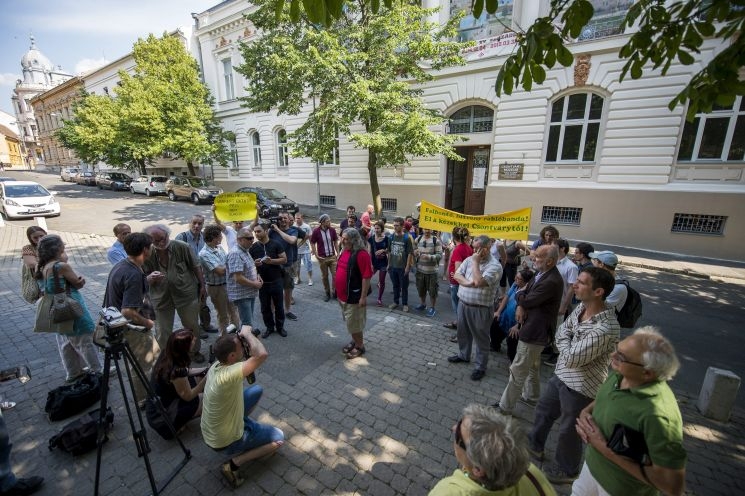 Tüntetés a pécsi Csontváry Múzeum előtt