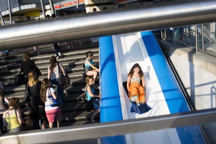 Csúszda az Őrs vezér téri aluljáróban