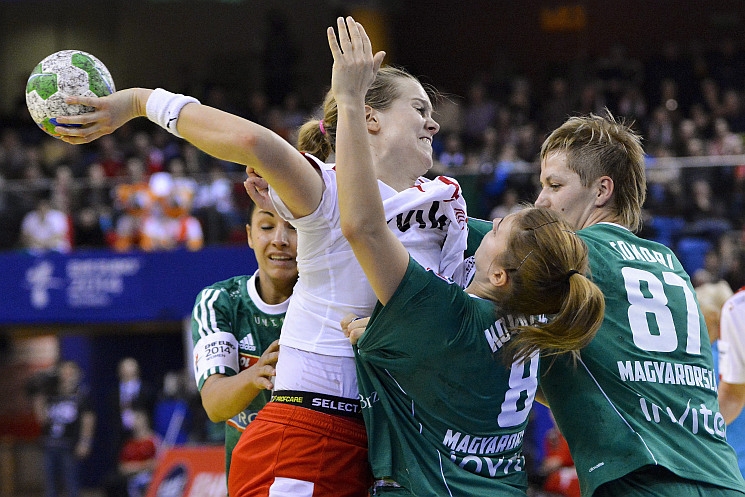 A dán Susan Torp Thorsgaard a labdával, balról Szucsánszki Zita (b), jobbról Kovacsics Anikó (j2) és Tomori Zsuzsanna (j) A dán Susan Torp Thorsgaard a labdával, balról Szucsánszki Zita (b), jobbról Kovacsics Anikó (j2) és Tomori Zsuzsanna (j)