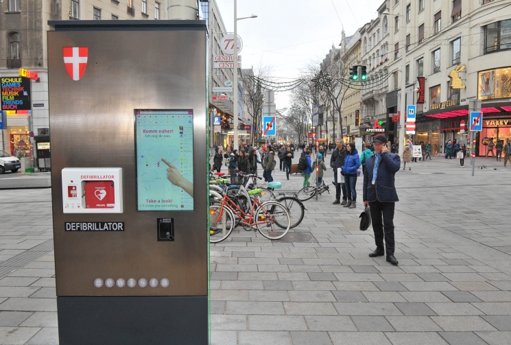 Újraélesztés Bécsben: nyilvános deffibrilátorokat helyeztek üzembe
