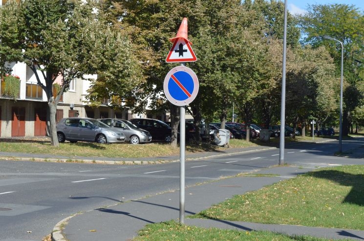 Sapkát kapott egy közlekedési tábla Szombathelyen Sapkát kapott egy közlekedési tábla Szombathelyen