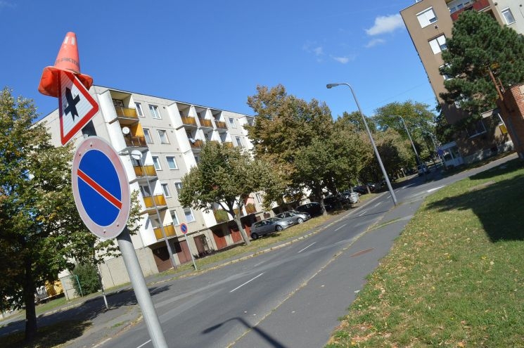 Sapkát kapott egy közlekedési tábla Szombathelyen Sapkát kapott egy közlekedési tábla Szombathelyen