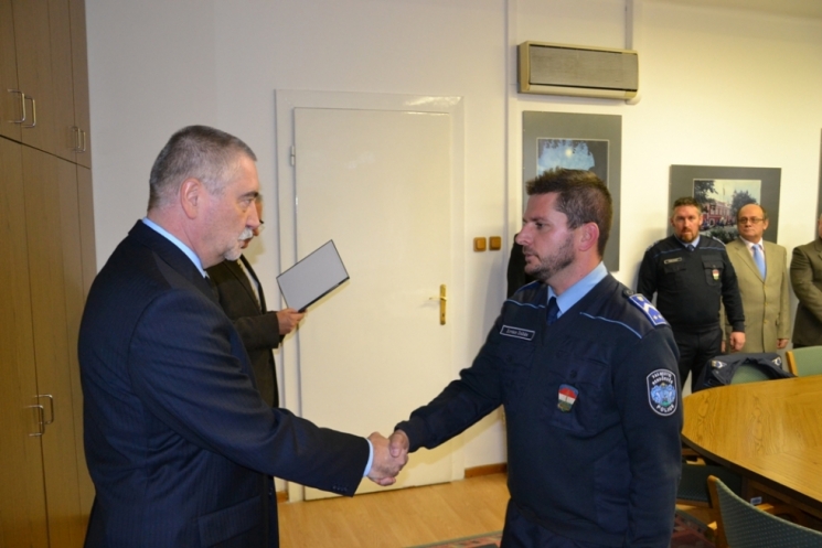 Kifújhatják magukat a bevándorlás kezelésében részt vett rendőrök Kifújhatják magukat a bevándorlás kezelésében részt vett rendőrök