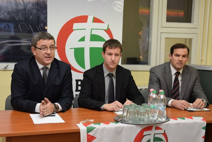 A Jobbik Hende Csabát kérdezi: Fizetős lesz az M8-as út is? A Jobbik Hende Csabát kérdezi: Fizetős lesz az M8-as út is?