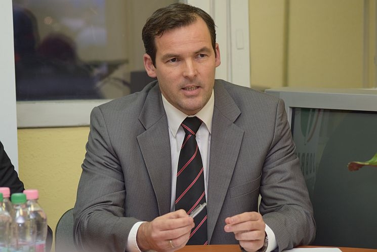 A Jobbik Hende Csabát kérdezi: Fizetős lesz az M8-as út is? A Jobbik Hende Csabát kérdezi: Fizetős lesz az M8-as út is?