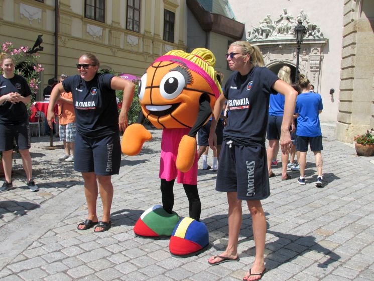 Kosarasok lepték el Sopron Fő terét Kosarasok lepték el Sopron Fő terét