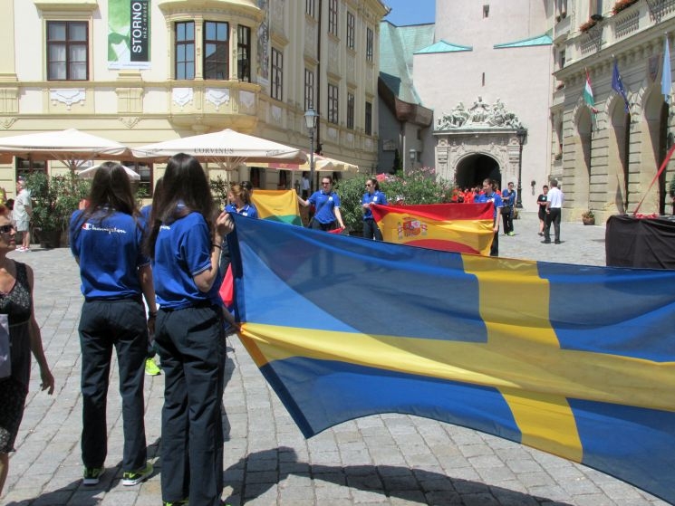 Kosarasok lepték el Sopron Fő terét Kosarasok lepték el Sopron Fő terét