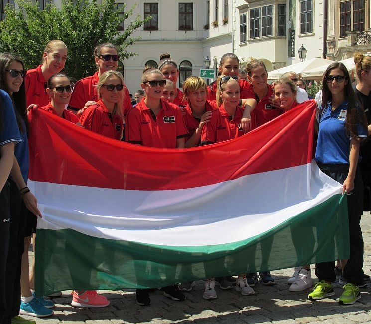 Kosarasok lepték el Sopron Fő terét Kosarasok lepték el Sopron Fő terét