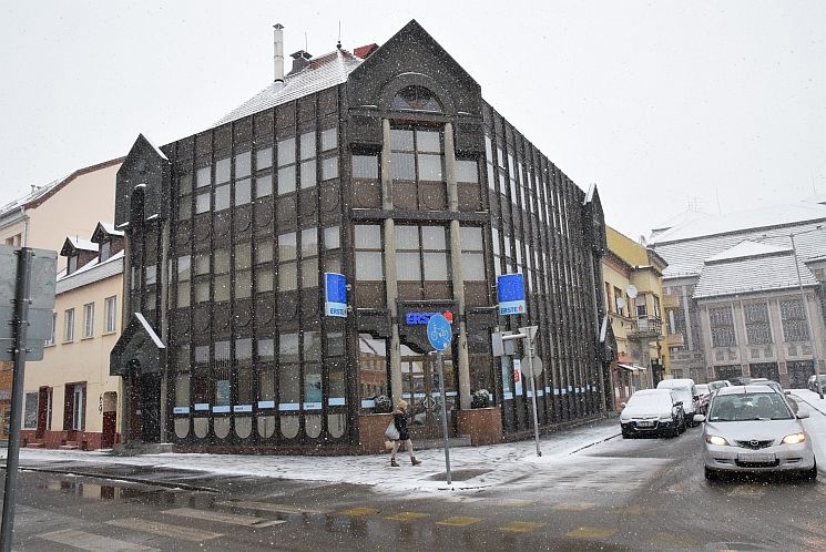 A szombathelyi Este-bankfiók a ma délutáni hóesésben