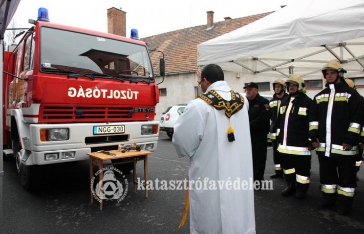 Tűzoltófecskendőt szenteltek fel Vasváron Tűzoltófecskendőt szenteltek fel Vasváron