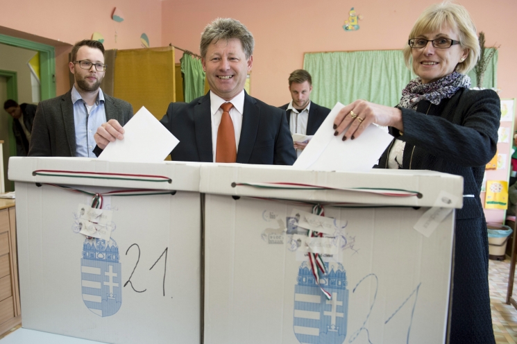 Fenyvesi Zoltán, a Fidesz-KDNP tapolcai országgyűlési képviselőjelöltje is leadja szavazatát Fenyvesi Zoltán, a Fidesz-KDNP tapolcai országgyűlési képviselőjelöltje is leadja szavazatát