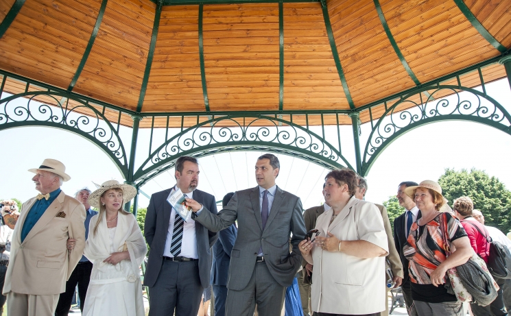  Esterházy Antal herceg és felesége, Esterházy Svetlana, L. Simon László, a Miniszterelnökség parlamenti államtitkára, Lázár János, a Miniszterelnökséget vezető miniszter és Kótai Éva kertészeti vezető (b-j) az Esterházy-kastély megújult parkrészei átadásán Fertődön 2015. június 10-én. MTI Fotó: Krizsán Csaba