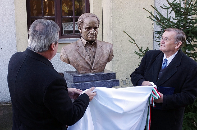 Egyházasrádócon szobrot kapott Für Lajos