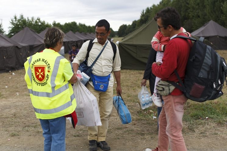 Péntek éjszaka is több száz migránst vittek Szentgotthárdra