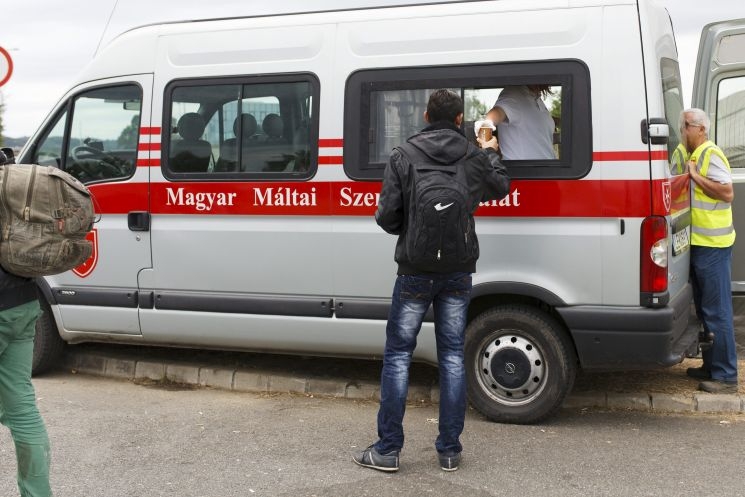 Péntek éjszaka is több száz migránst vittek Szentgotthárdra
