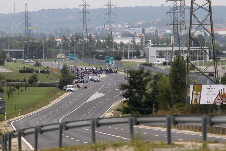 Az ország több pontjáról is gyalog indultak el a migránsok