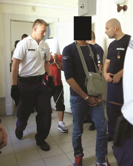 Fotók az embercsempészekről, akiket a rendőrség a 71 migráns halálával gyanusít Fotók az embercsempészekről, akiket a rendőrség a 71 migráns halálával gyanusít