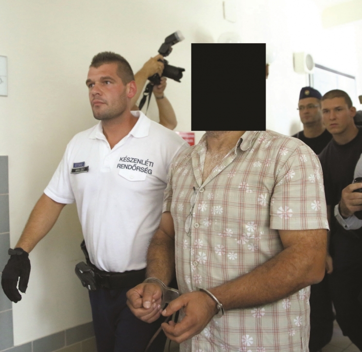 Fotók az embercsempészekről, akiket a rendőrség a 71 migráns halálával gyanusít Fotók az embercsempészekről, akiket a rendőrség a 71 migráns halálával gyanusít